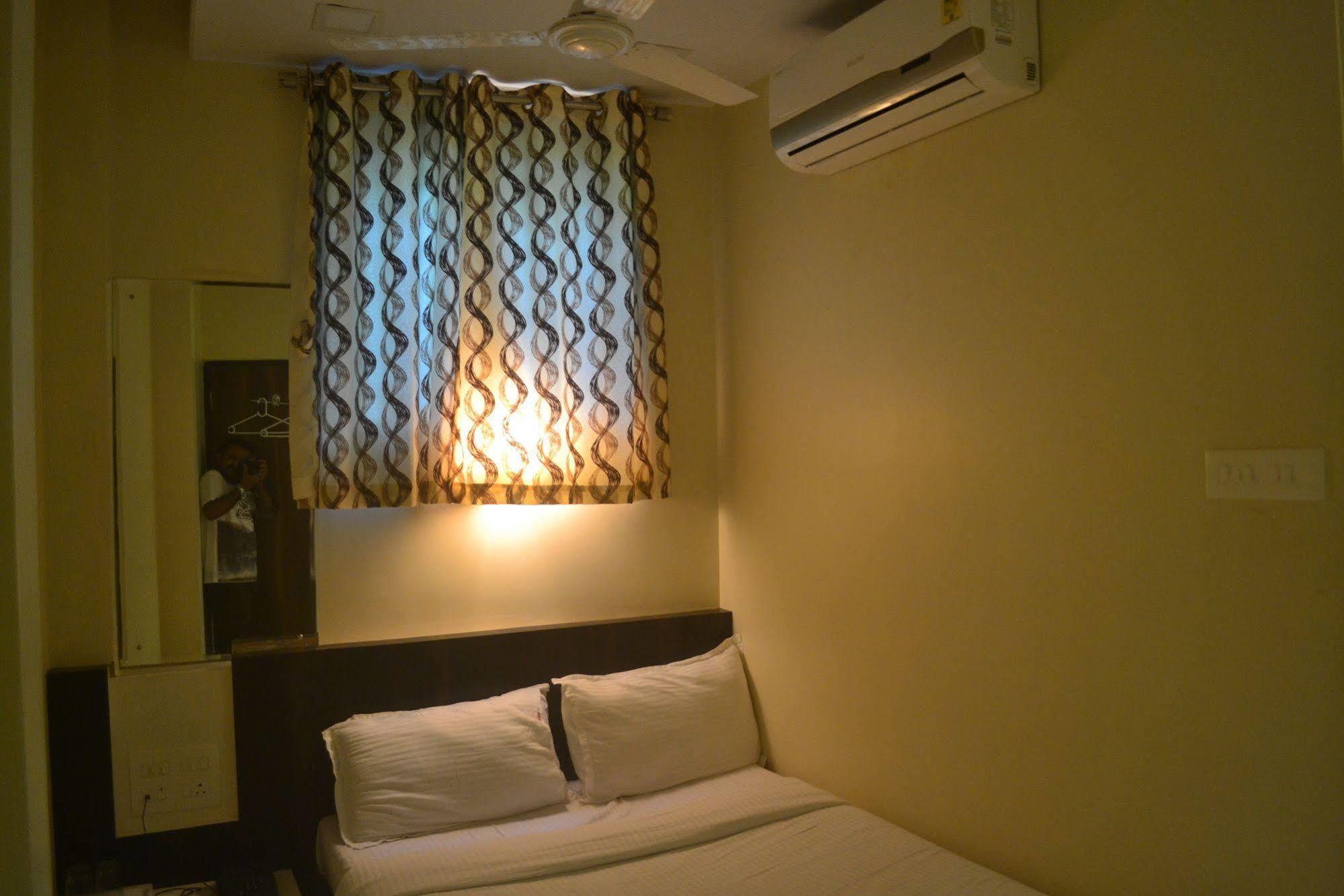 Airport Metro Hotel Bombay Extérieur photo